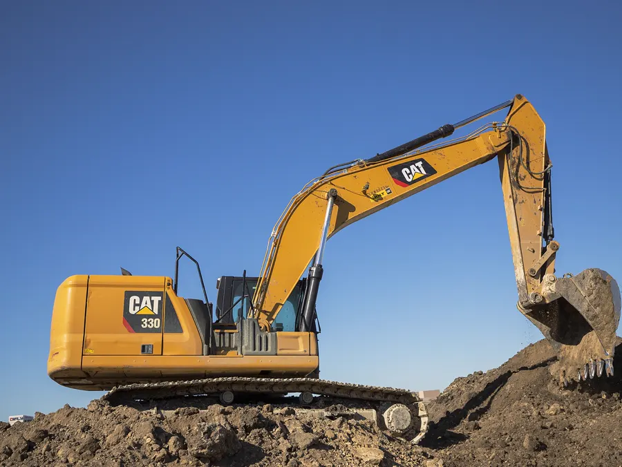 Excavadora Caterpillar 330 sobre un acopio de tierra