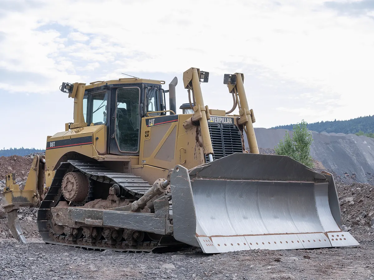 Topadora Caterpillar D8T sobre un acopio de piedra en una cantera
