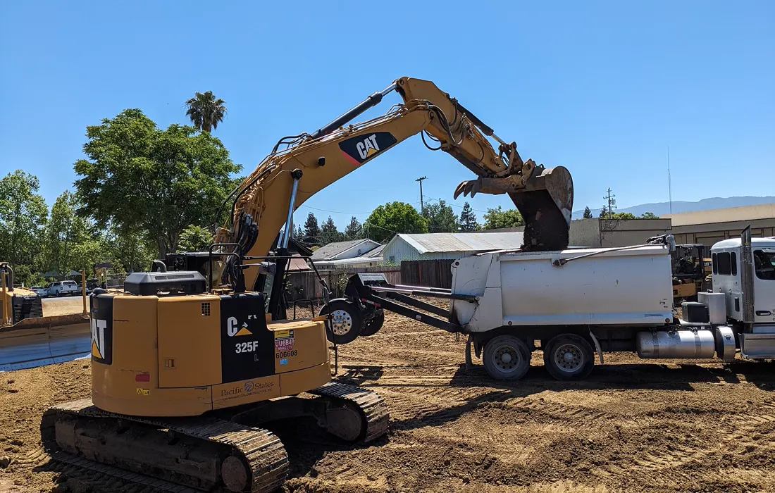 Excavadora Caterpillar cargando un camión en una obra