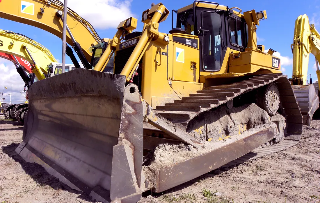 Topadora Caterpillar D6T en una playa de equipos
